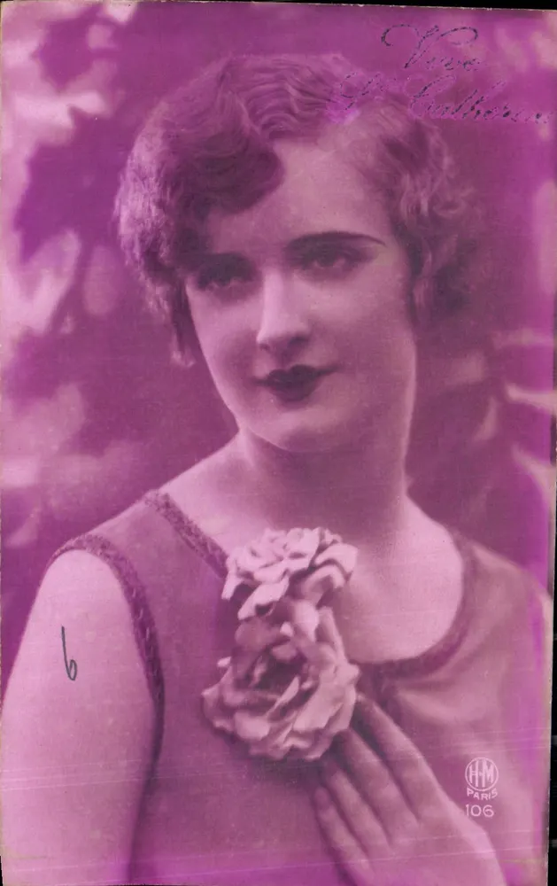 Mulher com vestido decotado — flor no peito — HM Paris 106 - Frente