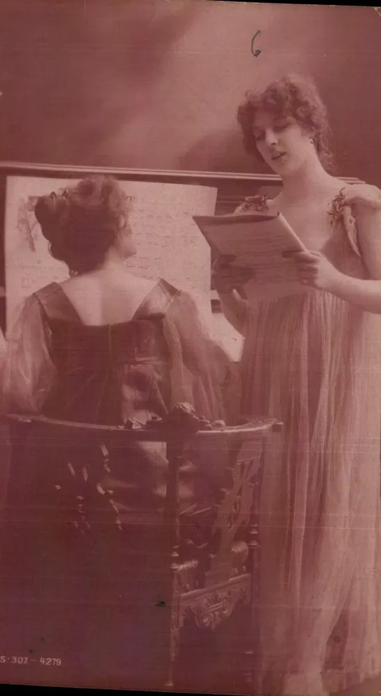 Duas mulheres em traje da época — uma lendo para a outra diante de um piano — editor S. 307 - 4279 - Frente