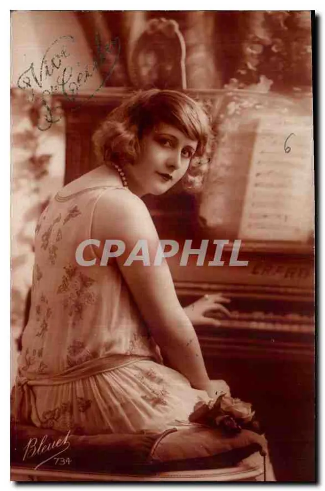 Mulher sentada diante de um piano — foto de estúdio — Bleuet, n°734 - Frente