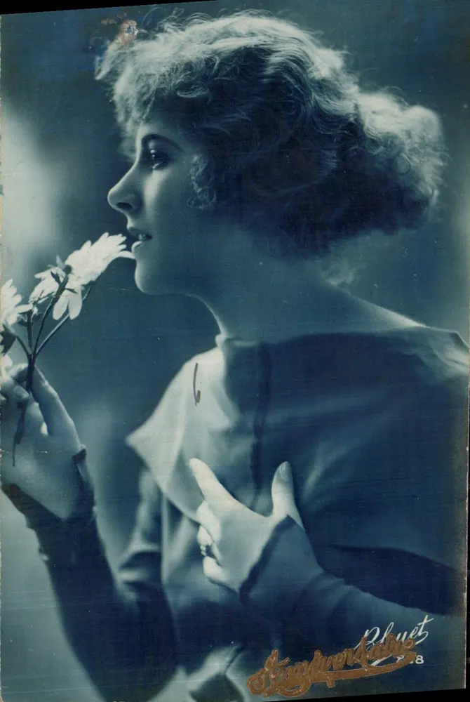 Jovem mulher em perfil — segurando flores — fotografia assinada 'Stagiaire Pluet' n°8 - Frente