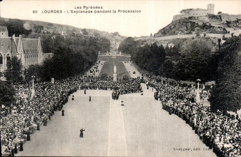 Lourdes - A Esplanada durante a Procissão — Sireygeol, editor Lourdes - Frente