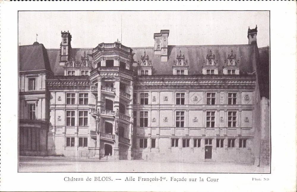 Schloss BLOIS — Flügel von François I. Fassade auf den Hof — Fot. ND - Vorderseite