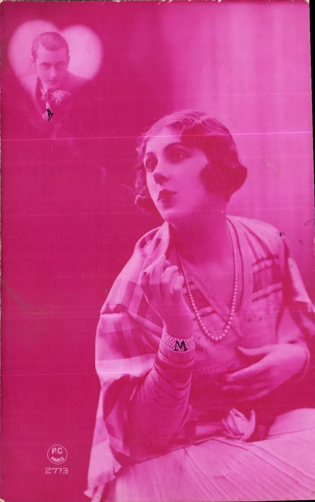 Mulher com vestido estampado — retrato com homem em coração — PC Paris 2773 - Frente