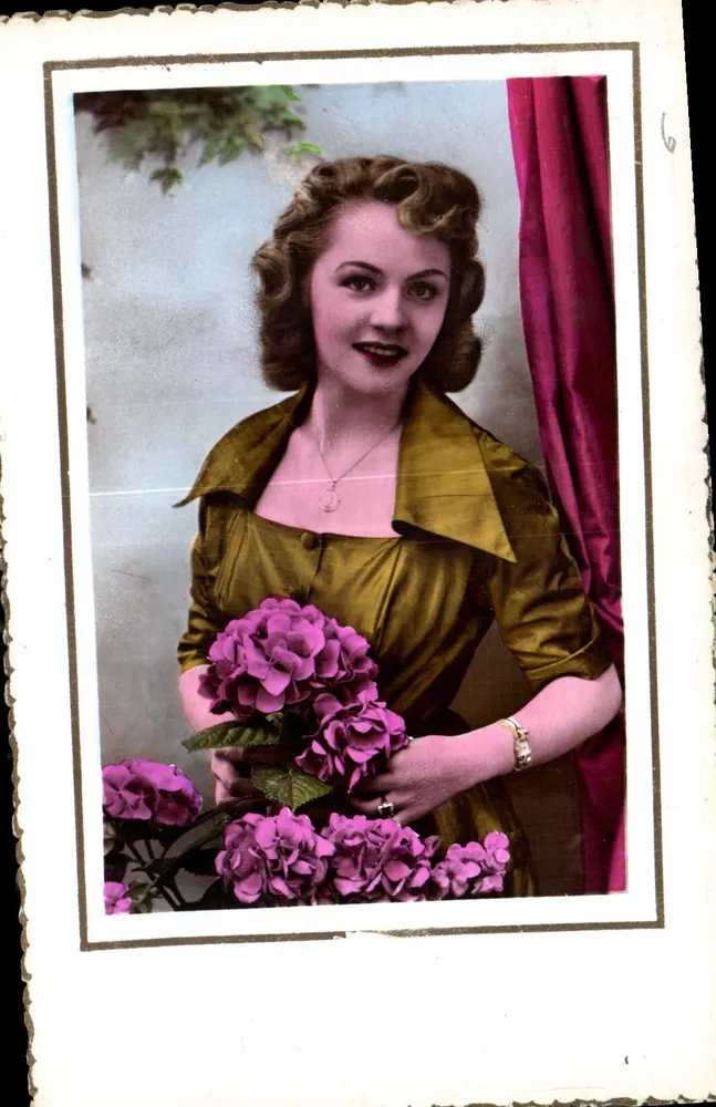 Mulher em vestido verde segurando flores roxas — ARS Moderne - N° 20 - Frente