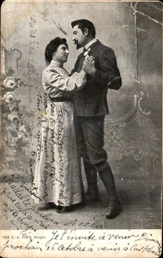 Casal em traje da época — cena de encontro — C. A. Pini, Bolonha, n°1009 - Frente