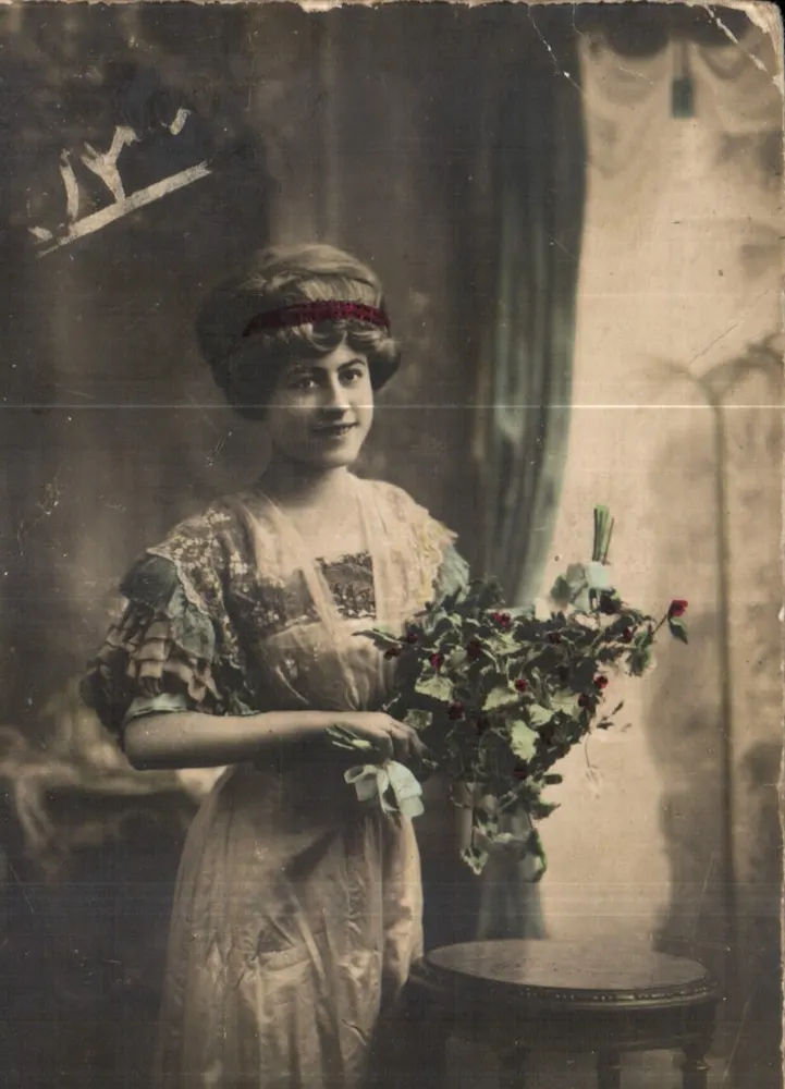 Jeune femme en robe à volants — tenant un bouquet de roses — éditeur E.R. PARIS - Frente