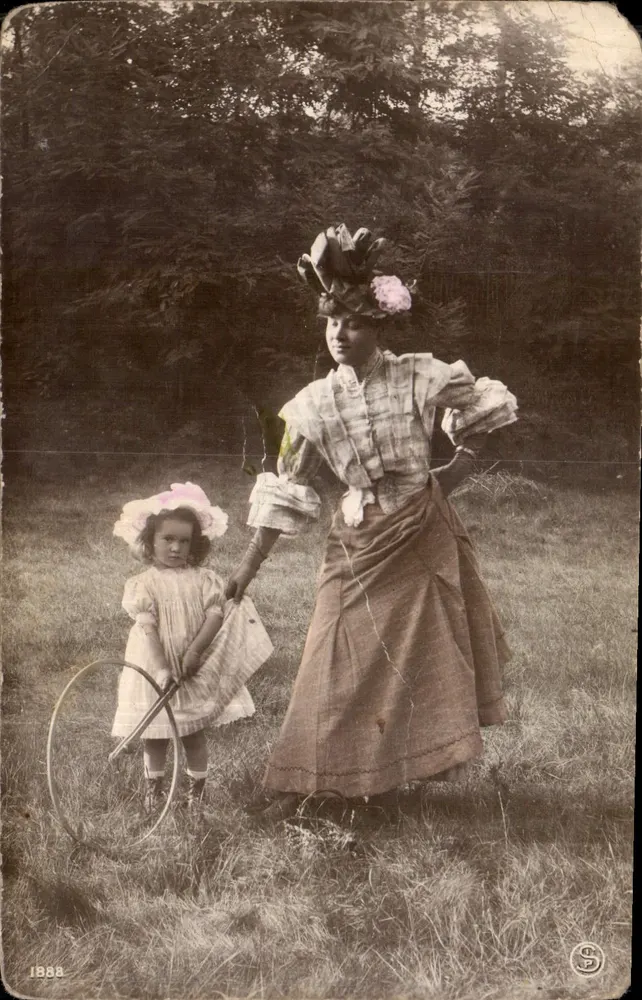 Mulher e criança em um parque — 1888 — S.P. (editor) - Frente