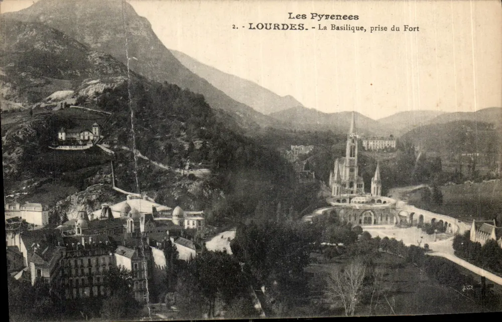 Lourdes - La Basilique, prise du Fort — Les Pyrénées, éditeur non identifié, n°2 - Recto