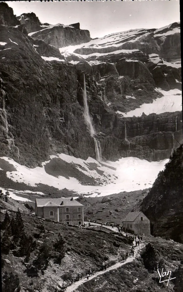 Gavarnie - L'Hôtel du Cirque et la Grande Cascade — Édition Quinault, Lourdes, n°235 - Recto