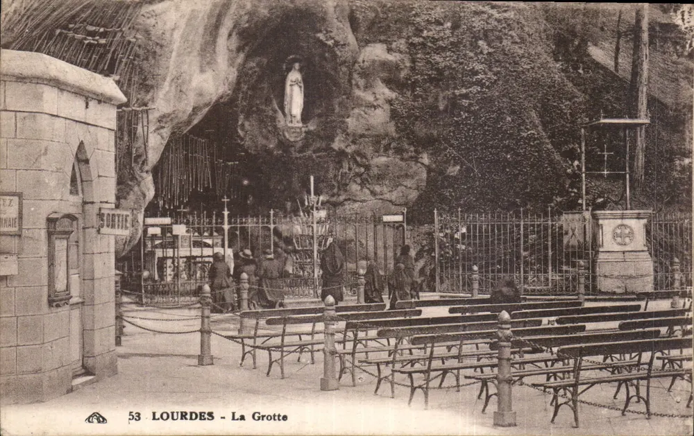 Lourdes - A Grotta — vista da grotta de Massabielle com a estátua de Nossa Senhora de Lourdes, editor 'Cabinet des Antiquités Postales' n°53 - Frente