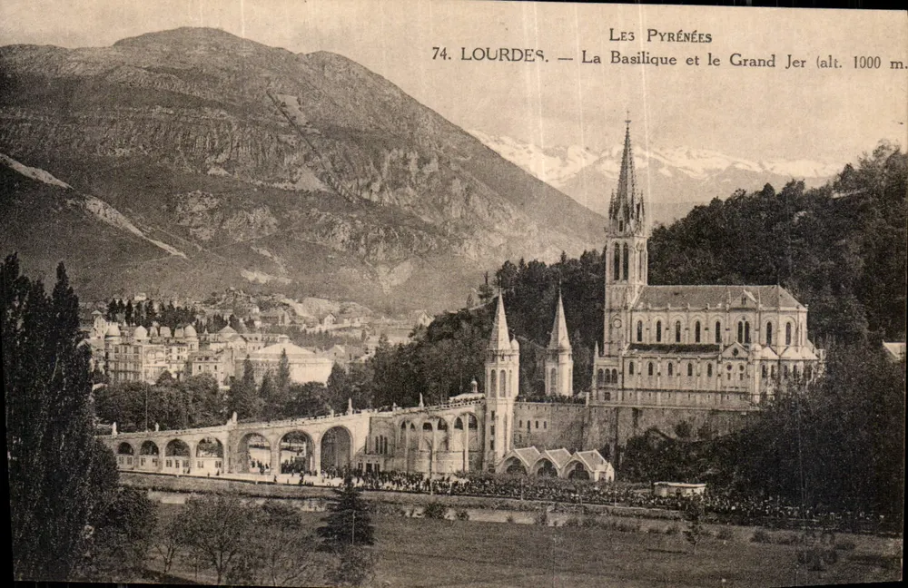 Lourdes — La Basilique et le Grand Jer (alt. 1000 m) — Les Pyrénées, n° 74 - Recto