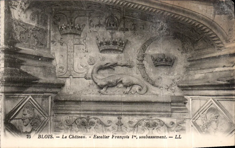 Blois — Le Château. — Escalier François 1er, soubassement — LL - Recto