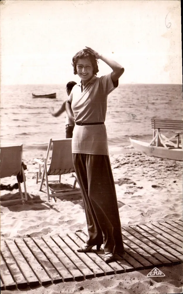 Mulher sorridente em uma praia — editor CAA n°6 - Frente