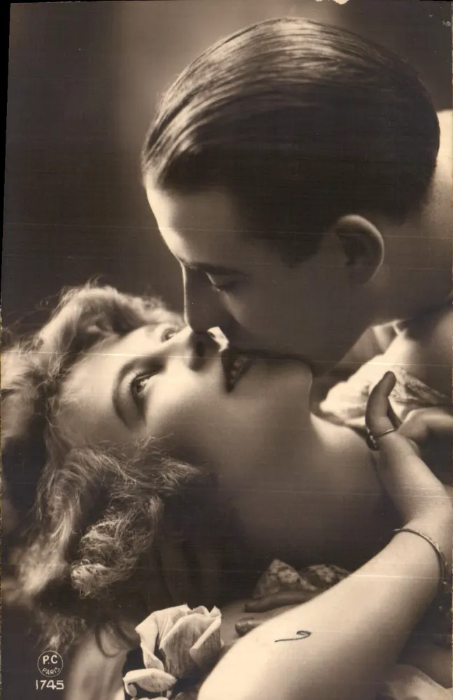 Casal abraçado — beijo terno — PC PARIS n°1745 - Frente