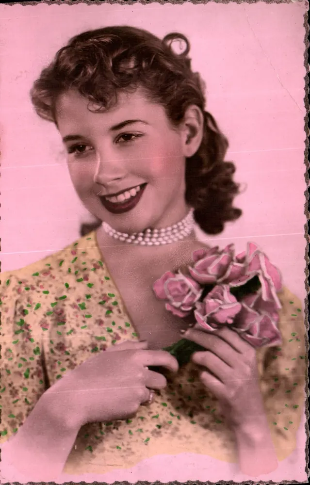 Mulher jovem sorridente — com buquê de rosas — Imp. Pelletier, França, n°3752 - Frente