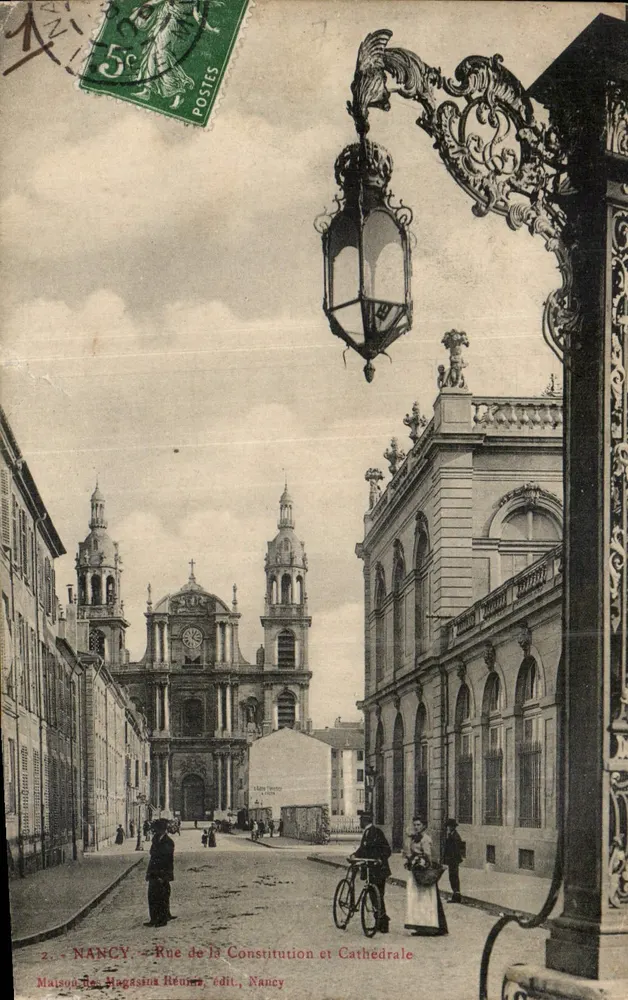 NANCY — Rue de la Constitution e Catedral — Casas dos Magasins Réunis, editora Nancy - Frente
