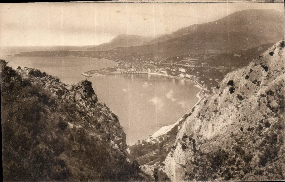 Menton — Vue prise entre les Rochers — LL - Recto
