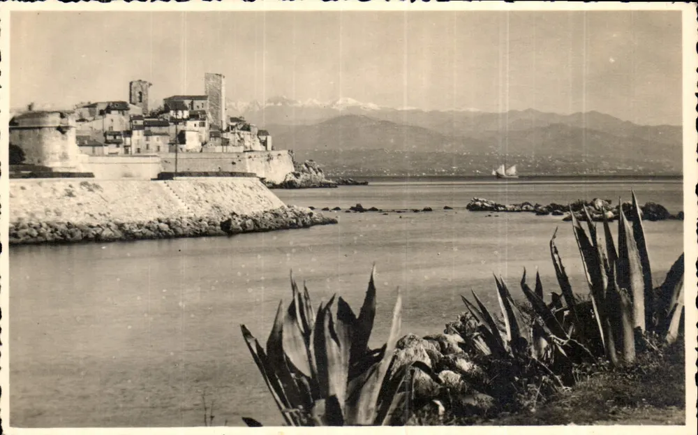 Costa do Azul — Vista da cidade fortificada com montanhas nevadas — Fotografia Verdadeira, Costa do Azul - Frente