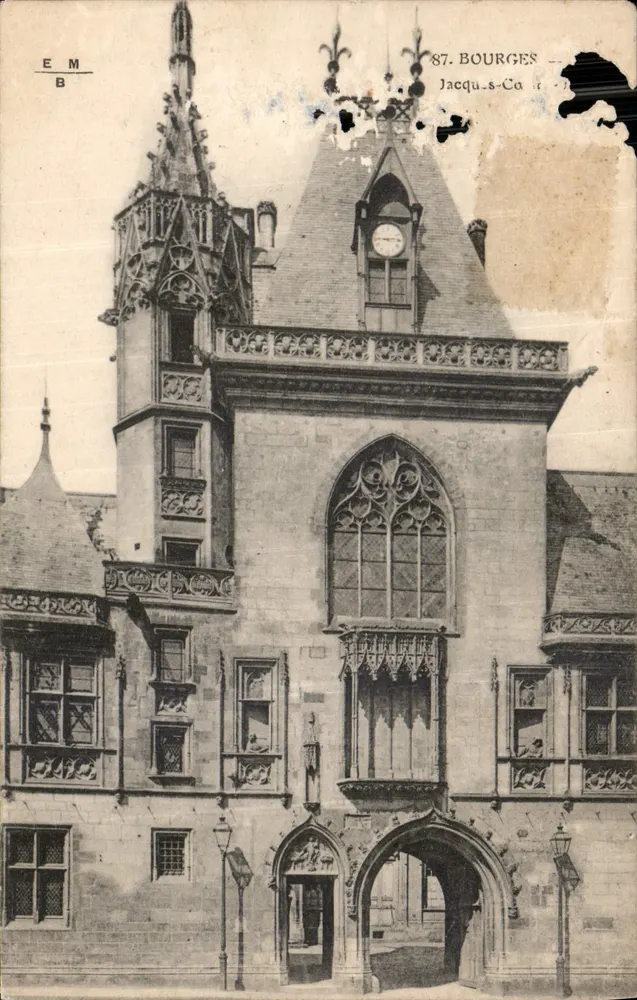 Hôtel de Ville de Bourges — vista da fachada gótica com torre e relógio — editor Jacquet & Cie, n° 87 - Frente