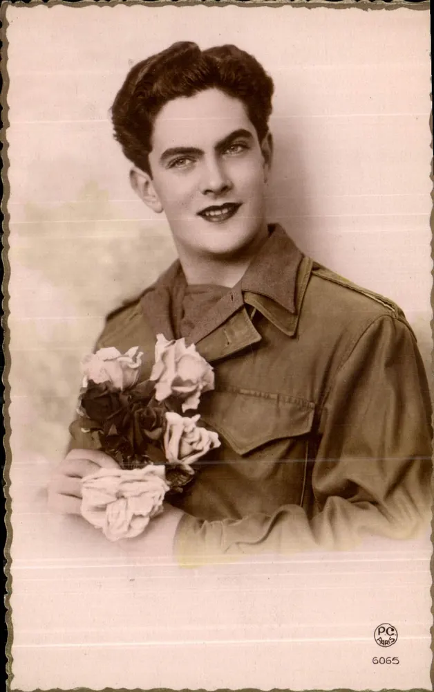 Jovem homem em uniforme — segurando um buquê de rosas — PC PARIS n°6065 - Frente