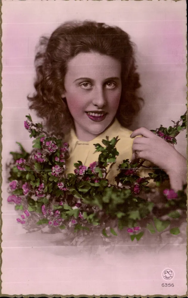 Mulher jovem sorridente — com coroa de flores — P-C Paris n°6356 - Frente