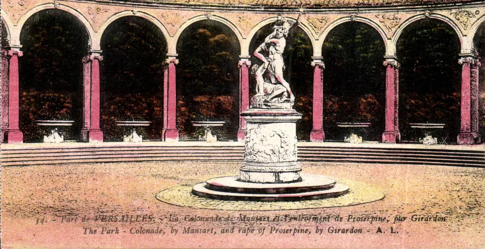 Parque de VERSAILLES — A Colunata de Mansart e o Parnete de Proserpina, por Girardon — A. L. - Frente