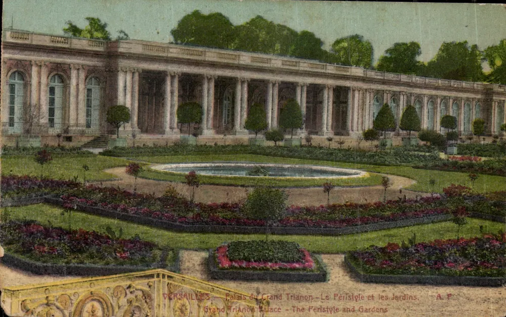 Versailles — Palazzo del Grand Trianon — Il Peristilio e i Giardini — A. P. - Recto