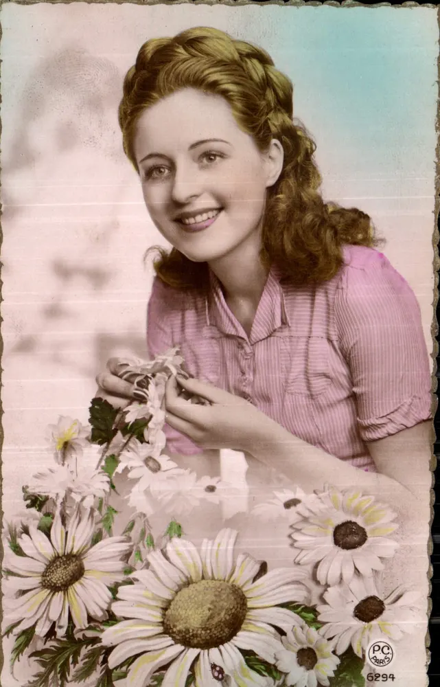 Jovem mulher sorridente com flores — P.C. Paris n°6294 - Frente