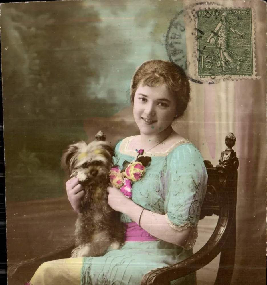 Menina com cachorro — carta postal colorida — editor desconhecido, número de série não visível - Frente