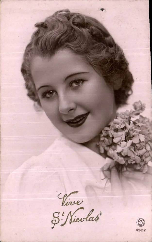 Mulher sorridente com buquê — São Nicolau — P-C Paris n°4992 - Frente