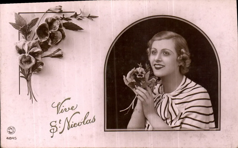 Mulher sorridente segurando flores — São Nicolau — P.C. n° 4845 - Frente
