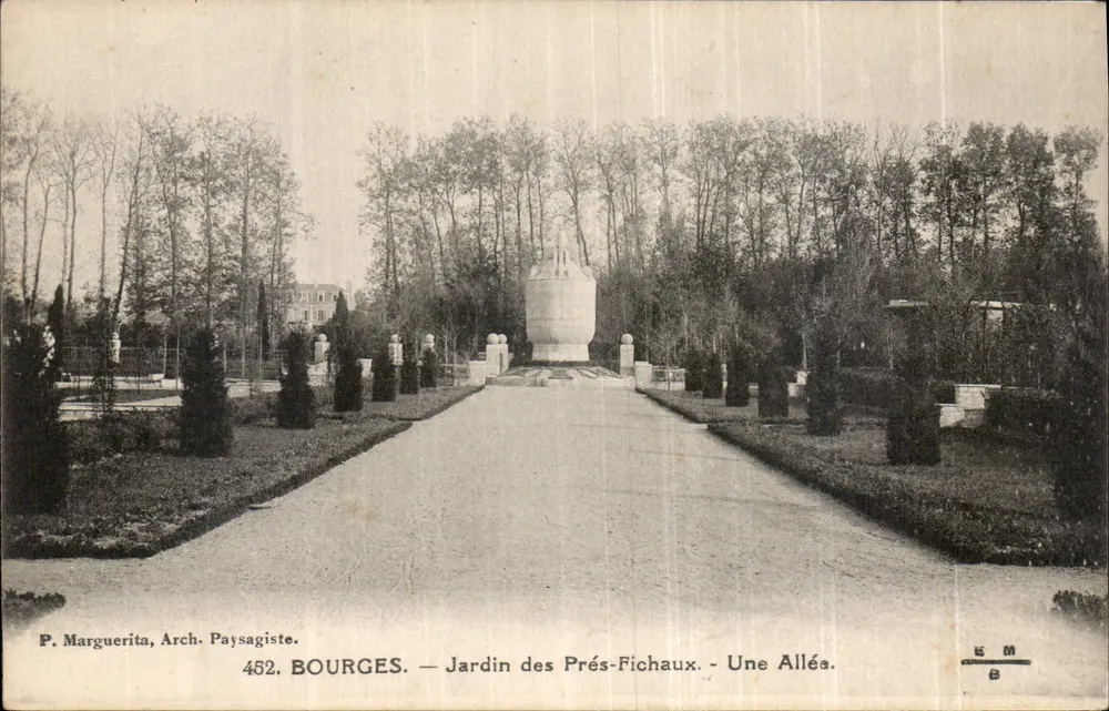 Bourges — Garten der Prés-Fichaux — Ein Gang. - Vorderseite