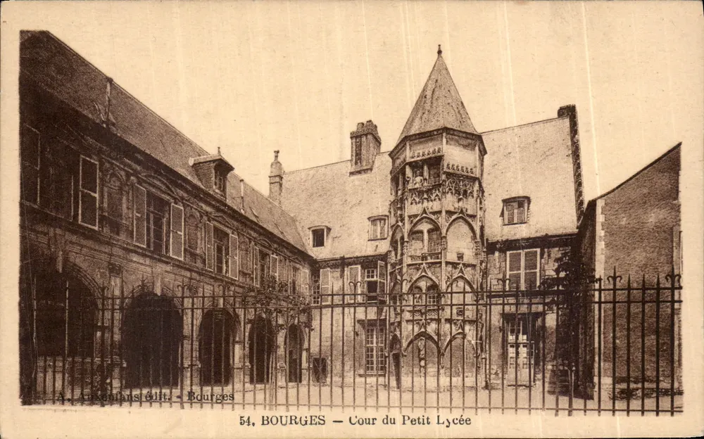 Bourges — Cour do Petit Lycée — A. Arkenans édit. - Bourges - Frente