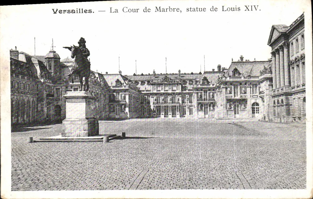 Versailles — La Cour de Marbre, statue de Louis XIV. - Recto