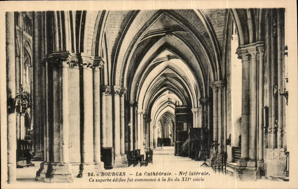 Bourges — A Catedral. Nef lateral — G. Artaud, editor, Nantes - Frente