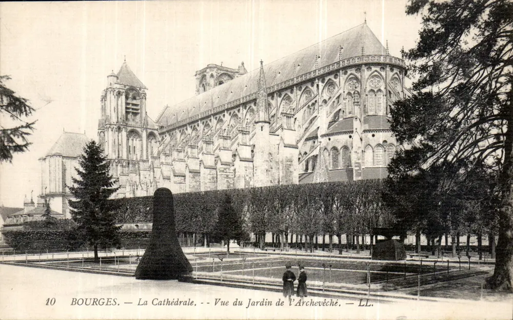Bourges — La Cathédrale — Vue du Jardin de l'Archevêché — LL. - Recto