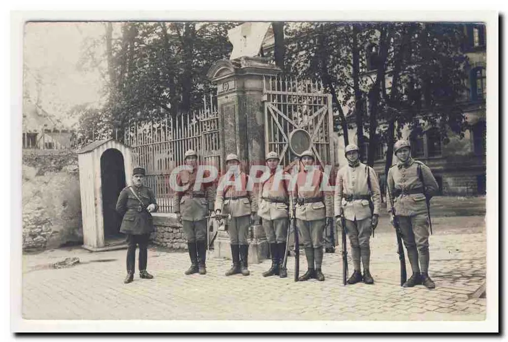 Groep soldaten voor een hek — serie-nummer niet leesbaar - Voorkant
