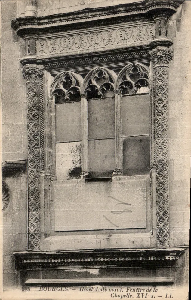 Bourges - Hôtel Lallemant, Fenêtre de la Chapelle, XVIe s. - LL - Recto