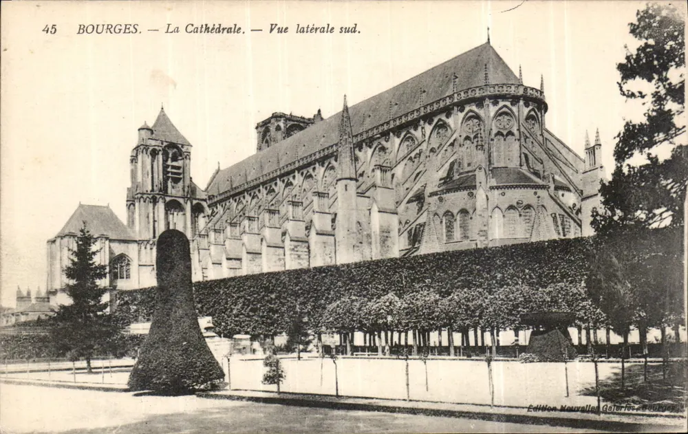 Bourges — La Cattedrale — Vista laterale sud. — Éditions Nouvelles Galeries, Bourges - Recto