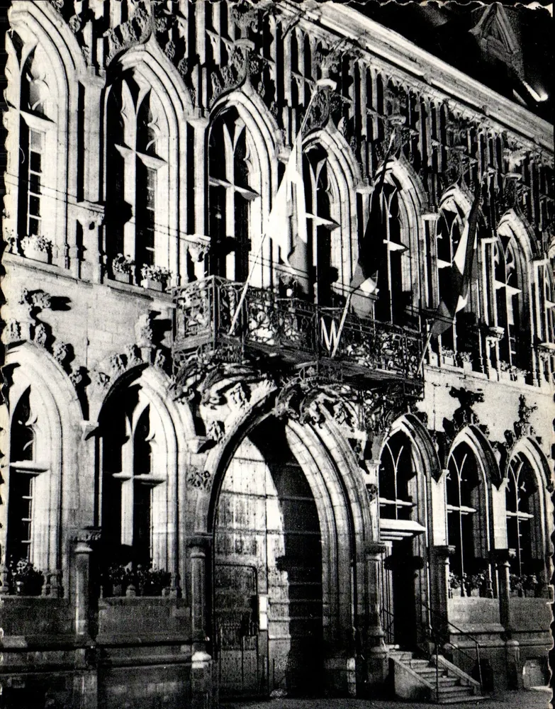 Mons — Fassade des Rathauses (1955) — Edition Pierre Gobeau - Vorderseite
