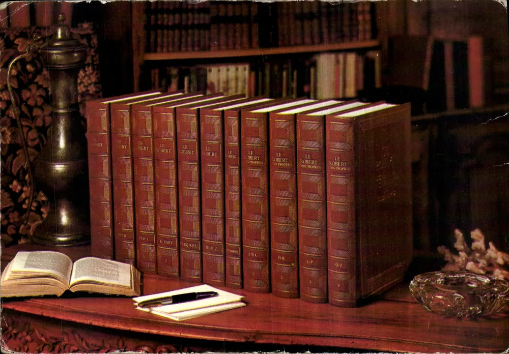 Dictionnaire Le Robert — dix tomes reliés — éditeur impr. sur la carte - Frente
