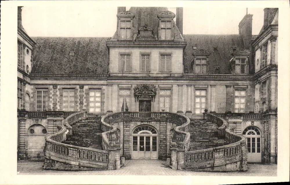 Château de Fontainebleau — escalier en fer à cheval - Recto