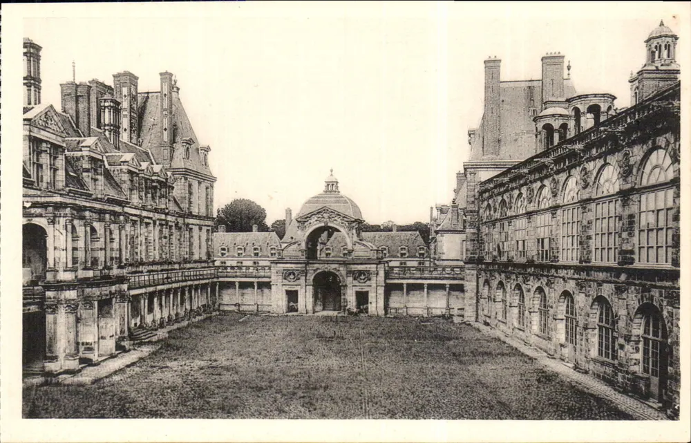 Château de Fontainebleau — La Cour Ovale — n°38 - Recto
