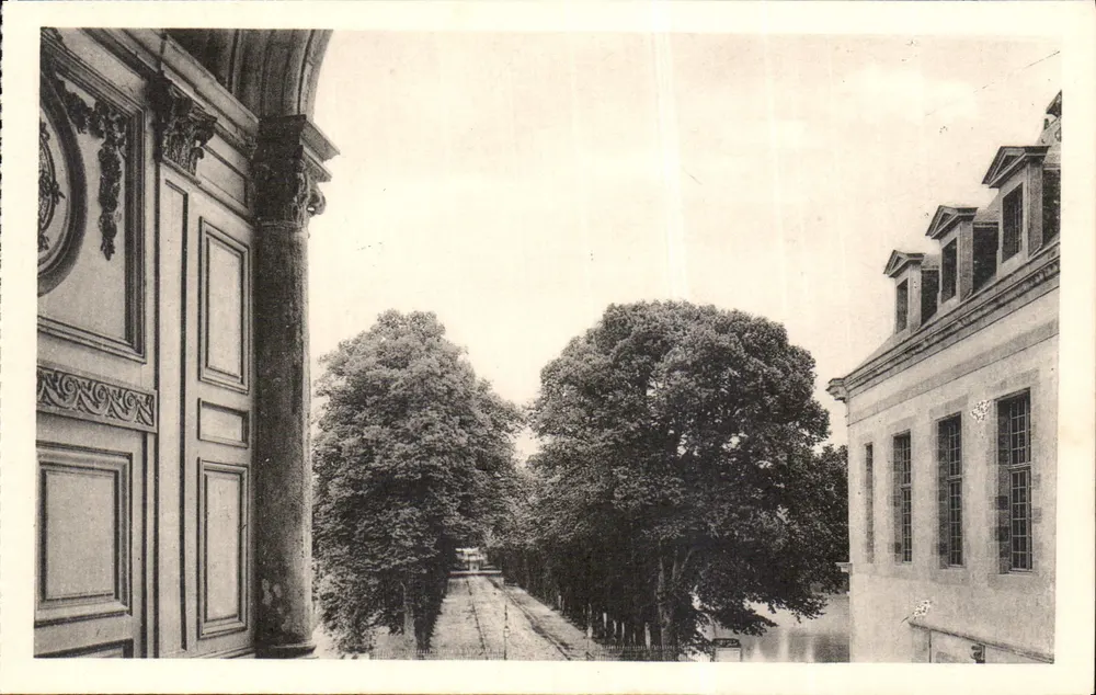 Park des Schlosses Fontainebleau — Avenue de Maintenon - Vorderseite