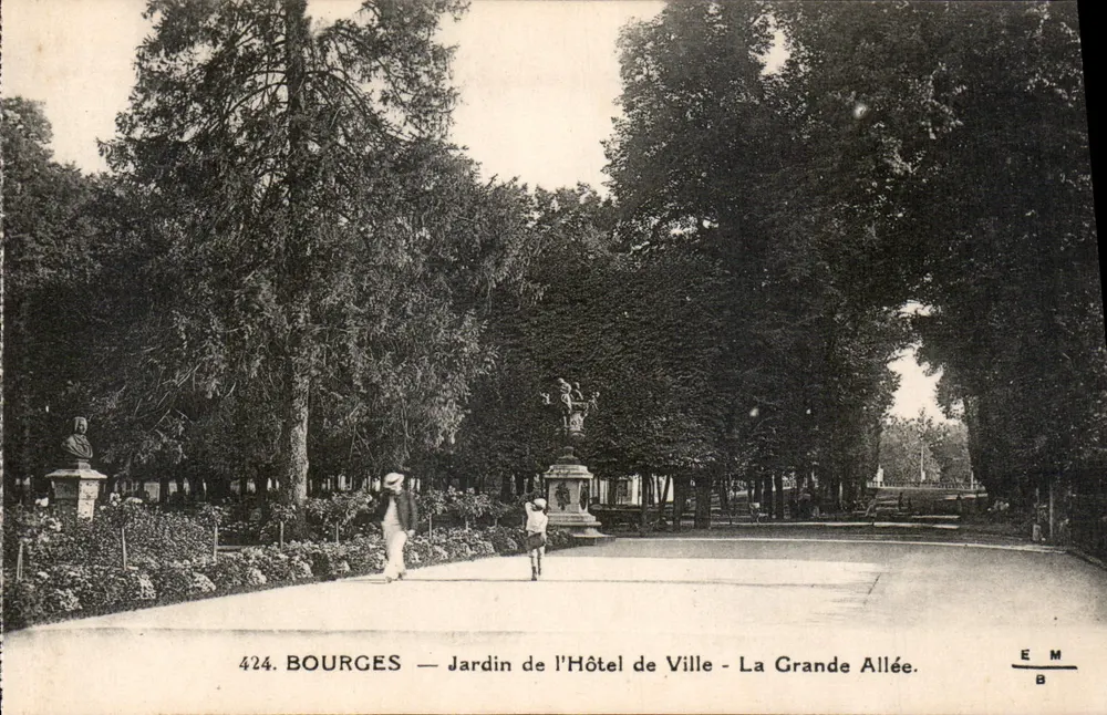 Bourges — Garten des Rathauses — Die Grande Allée — Verlag EM, n° 424 - Vorderseite