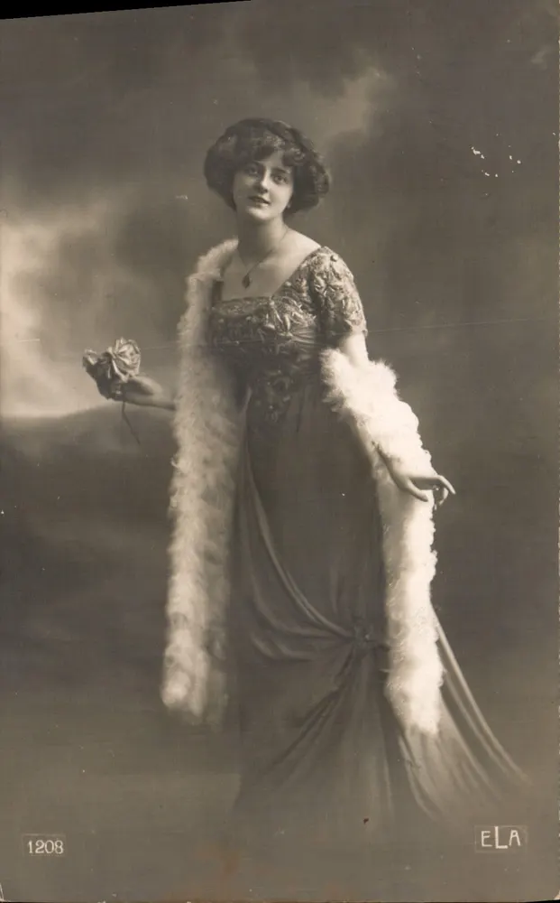 Kobieta w eleganckim stroju i płaszczu z futerka — portret studiowy — ELA, nr 1208 - Awers
