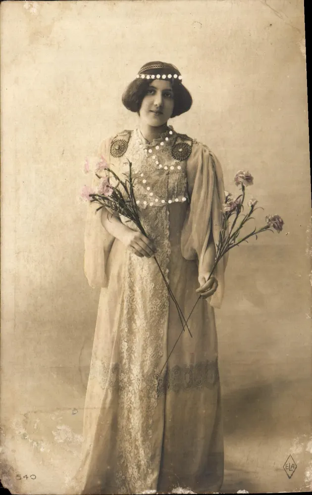 Jeune femme en robe ornée — portrait studio — Éditeur ELA, n° 540 - Frente