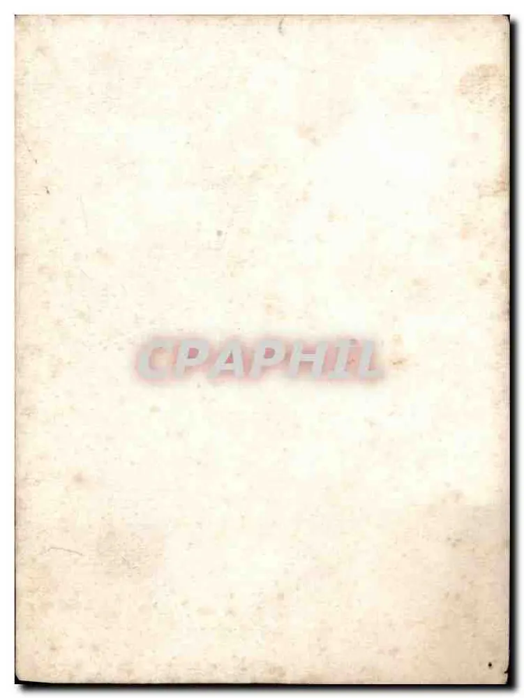 Mujer mayor — en jardín — Tarjeta postal antigua - Reverso