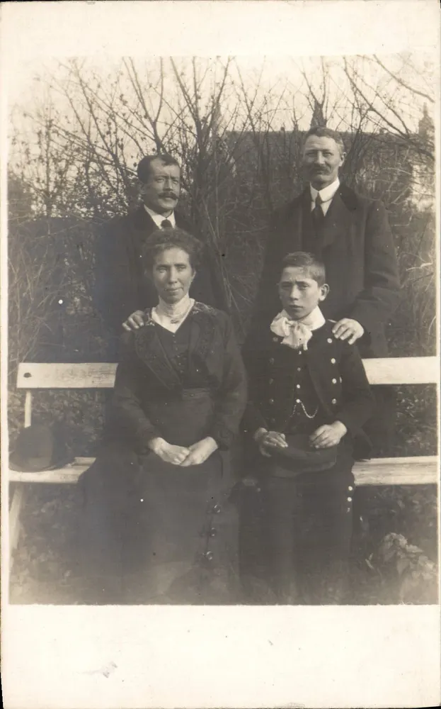 Famille — quatre membres posant sur un banc — n° de série non visible - Recto