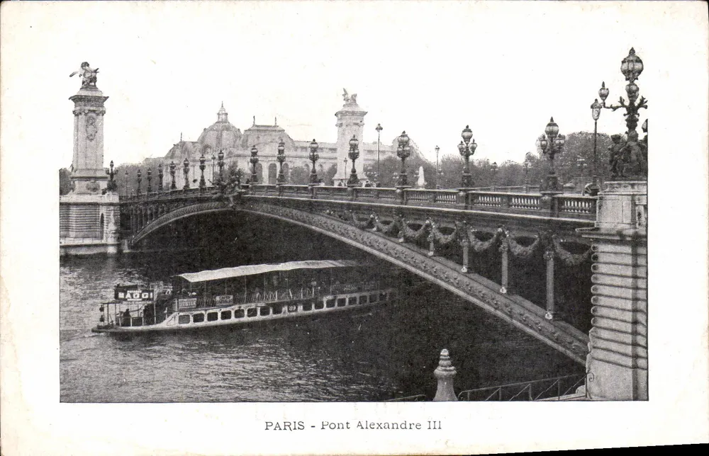 Paris - Ponte Alexandre III — vista do ponte com barco na Seine — editor desconhecido, número de série não visível - Frente